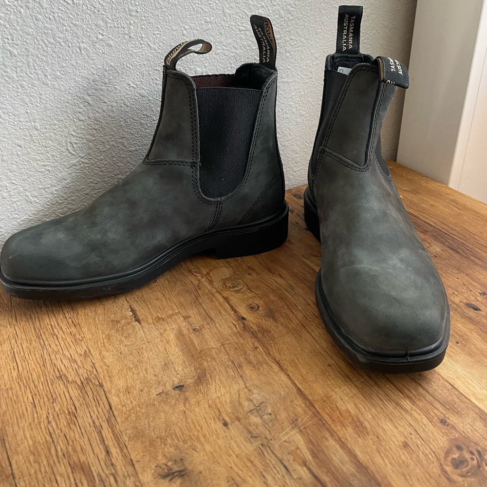 BLUNDSTONE WOMEN'S DRESS
CHELSEA BOOTS - RUSTIC BLACK
